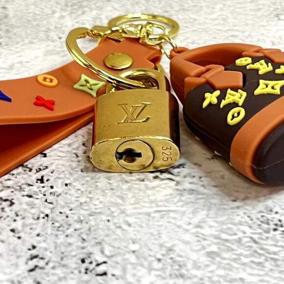 Louis Vuitton Lock #325 with a Mini Fashion Handbag and Loop Keychain - Picture 4 of 4